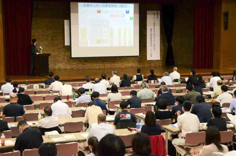 鳥インフルエンザ発生に備える演習で、防疫体制を確認する参加者たち＝17日、県庁