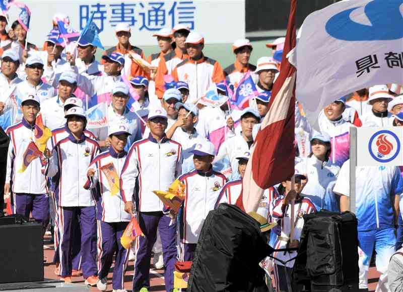 閉会式で、笑顔で行進する熊本県選手団（手前）＝鹿児島市・白波スタジアム