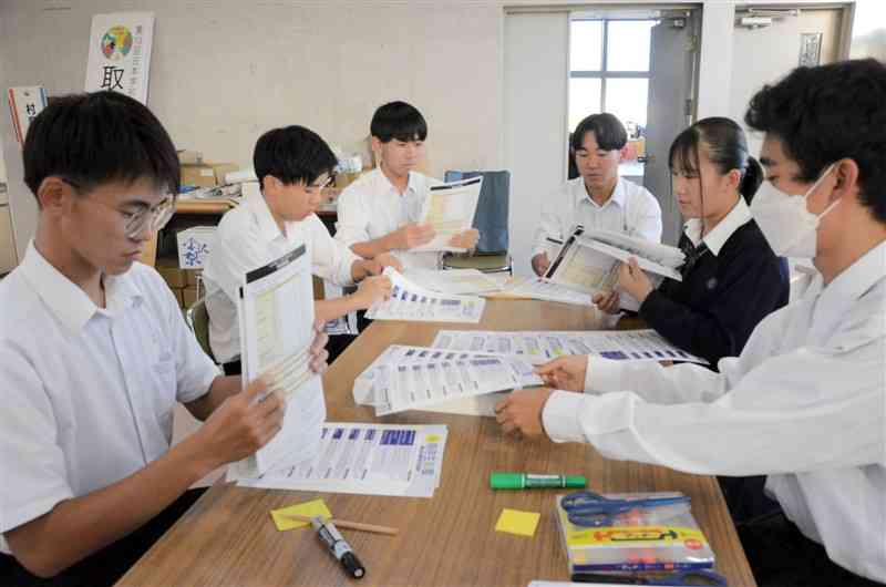 大会当日に配布するパンフレットの準備を進める熊本農高の生徒たち＝17日、熊本市南区
