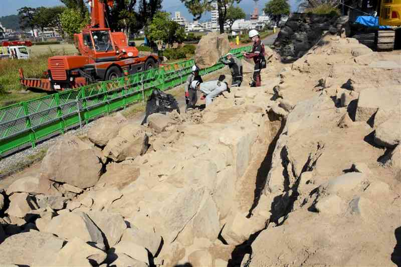 人吉城跡の石垣の内部から出土した石垣（中央）＝19日、人吉市