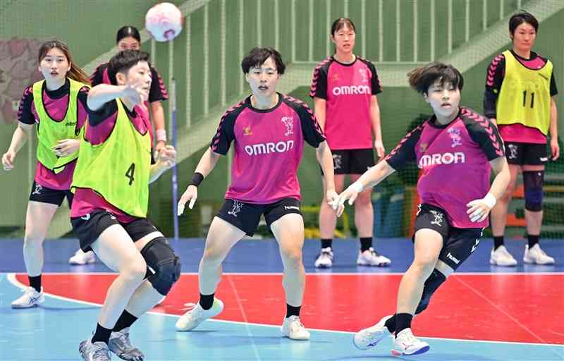日本リーグに向けて練習するオムロンの選手たち＝オムロン鹿陽センター（上杉勇太）