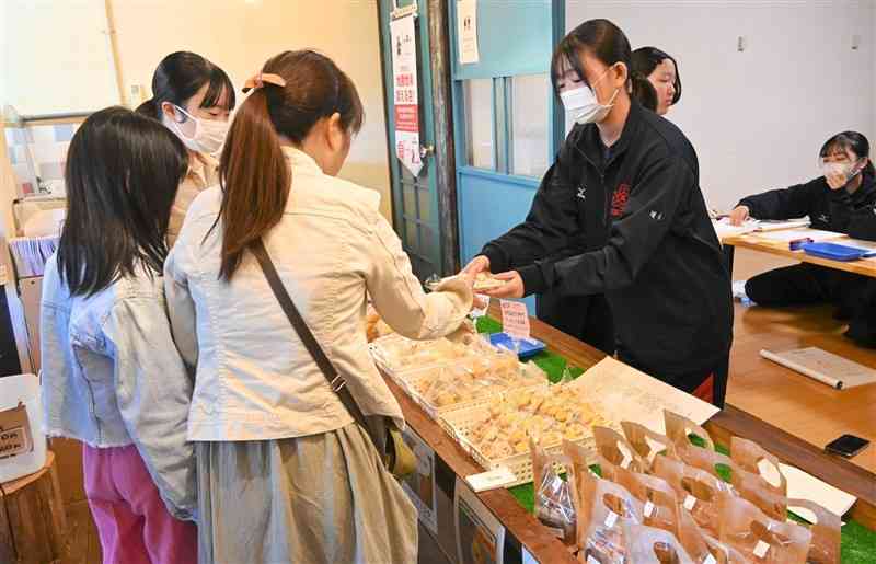 チャレンジショップでパンや焼き菓子などを販売する生徒たち＝菊池市