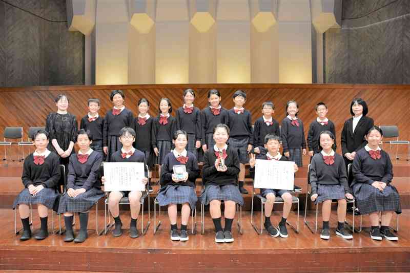 第56回熊日学生音楽コンクール合唱部門で熊日大賞を受賞した、めのだけ小の児童たち＝21日、県立劇場