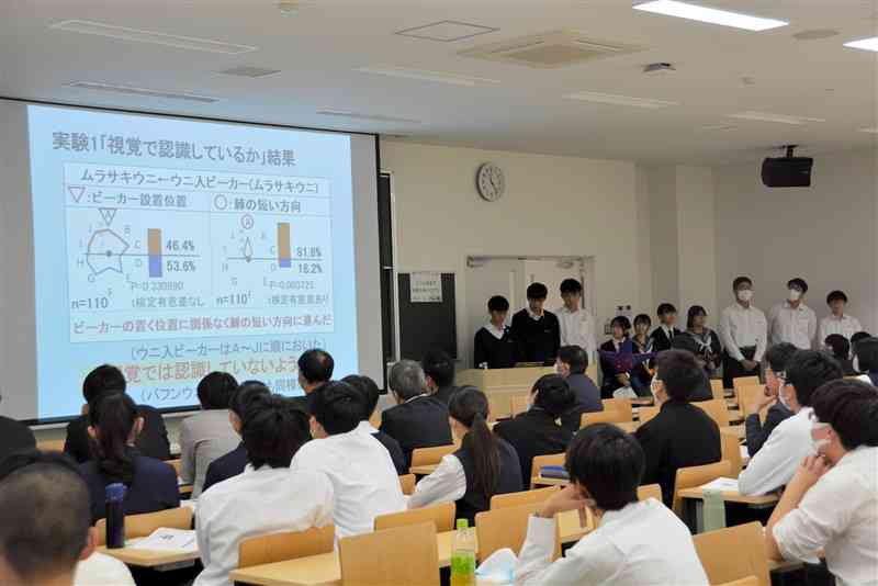 県高校生徒理科研究発表会で日ごろの成果を報告する生徒たち＝22日、熊本市北区