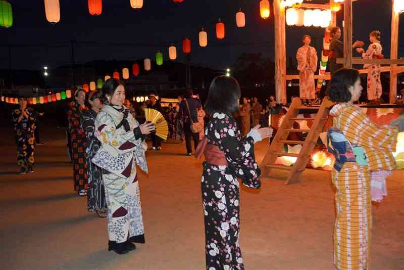 初開催の「球磨川盆祭」で盆踊りを楽しむ参加者たち＝錦町