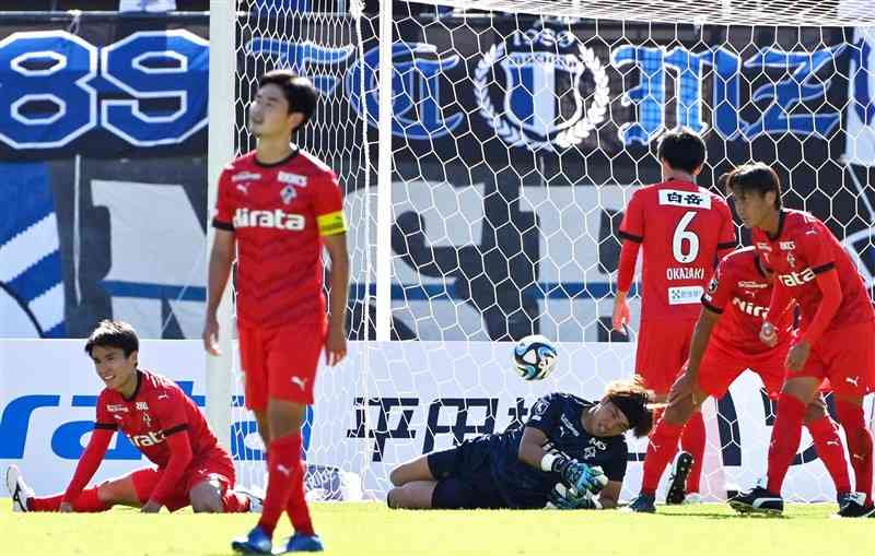 【熊本－町田】後半16分、町田に3点目を奪われ、ゴール前で肩を落とす熊本の選手たち＝えがお健康スタジアム（上杉勇太）