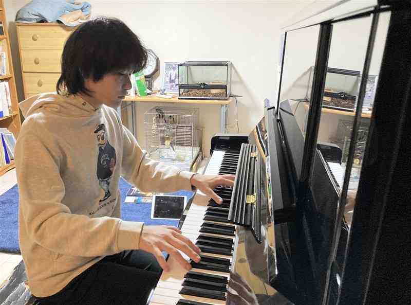 ウィーン留学を控え、ピアノの練習に打ち込む高済秀吉さん＝熊本市西区