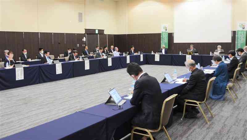 地下水かん養などについて意見を交わした「地下水と土を育む農業推進県民会議」＝23日、熊本市中央区