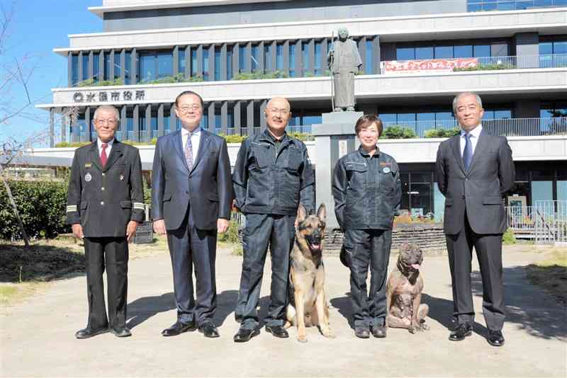 消防団捜索活動に警察犬を活用する協定を結んだ水俣市の髙岡利治市長（左から2人目）とサーチドッグ人吉の開田宏代表理事（中央）ら＝水俣市