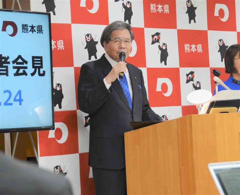 助成金不適切受給問題で自身の考えを述べる蒲島郁夫知事＝24日、県庁（小山智史）