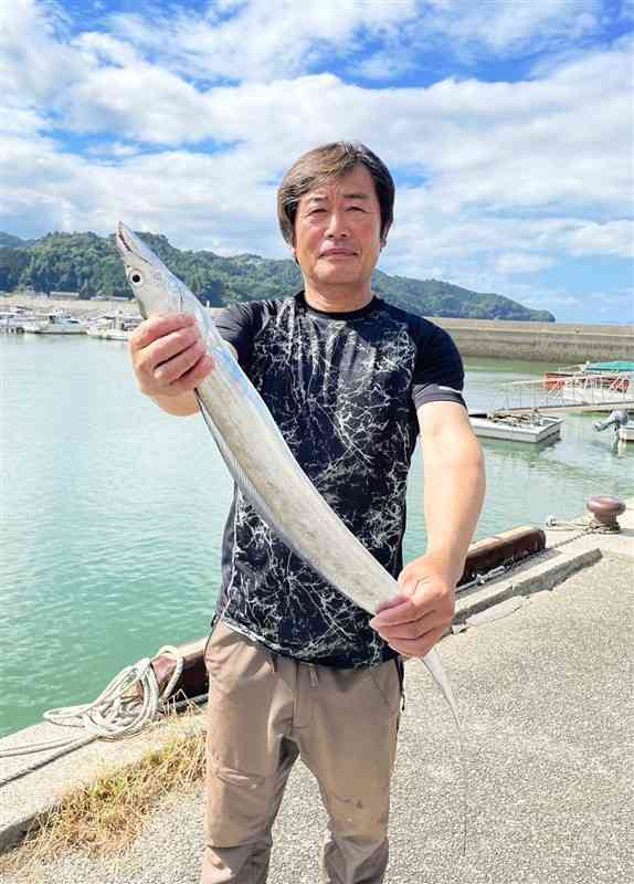 「小ぶりだが、今年は漁獲が増えている」と話す田浦銀太刀出荷部会長の平野義徳さん＝芦北町
