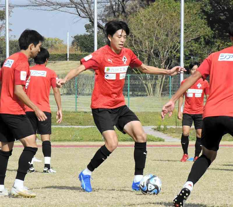 U－17ワールドカップ（W杯）の日本代表入りを果たしたロアッソ熊本のFW道脇豊（中央）＝26日、熊本市の県民総合運動公園