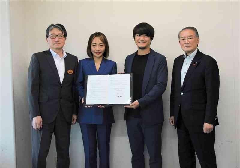 芦北町と立地協定を結んだロッソの髙橋明日美代表取締役（左から2人目）ら＝26日、県庁