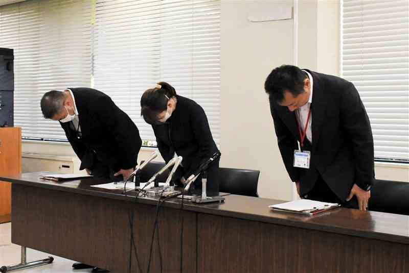 熊本市立中で共通テスト前に本年度の問題が誤って配布されるミスが起こったことを受けて、謝罪する熊本市教育委員会の須佐美徹学校教育部長（左）ら＝27日、熊本市役所