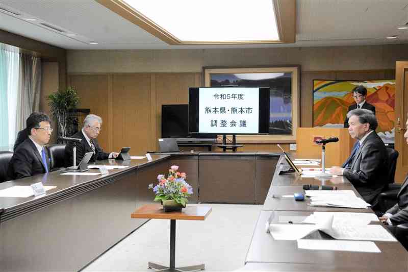 県と熊本市のトップが出席し、環境保全対策での連携強化などを申し合わせた調整会議＝27日、県庁