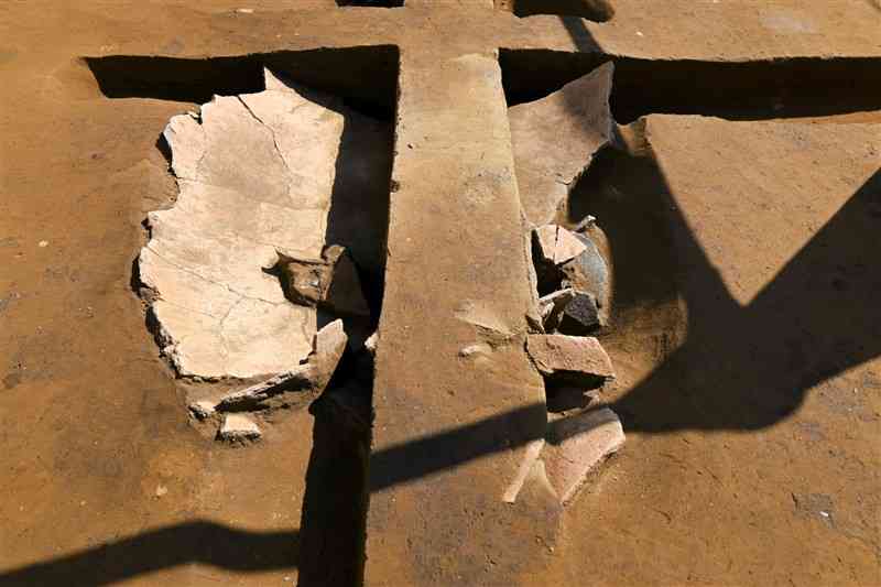 熊本大黒髪南キャンパス内で発見された甕棺墓。大部分が損傷し、底面部のみ確認できる＝28日、熊本市中央区