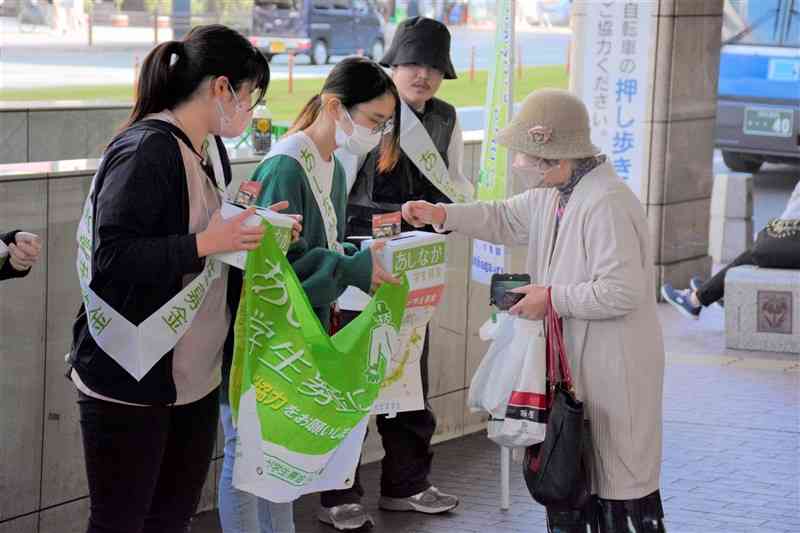 「あしなが奨学金」への協力を呼びかけ、募金活動をする大学生ら＝28日、熊本市中央区