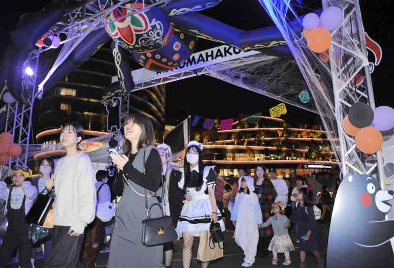 仮装した若者らでにぎわった「くまもとハロウィン」の会場＝28日、熊本市中央区