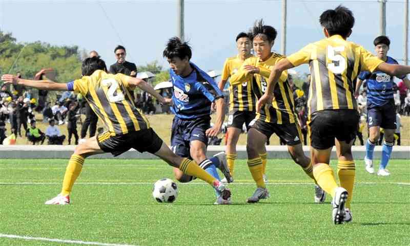 【準々決勝・大津－東海大星翔】ゴール前へ攻め込む大津の選手ら＝県フットボールセンター