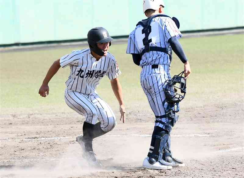 【1回戦・東海大福岡－九州学院】8回裏、九州学院無死満塁。中山のスクイズで三走・紫垣が生還し5－2とする＝久留米市野球場