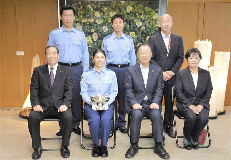 剣道の全日本女子選手権優勝を報告した渡邊タイ選手（前列左から2番目）＝30日、県庁