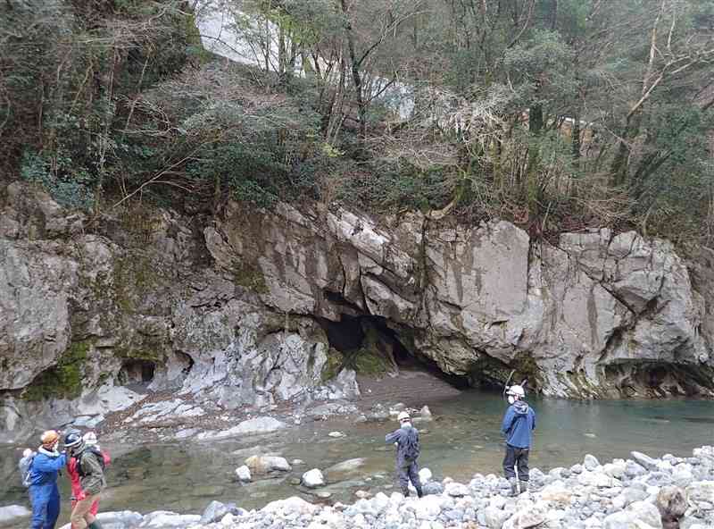 川辺川左岸にある九折瀬洞の入口（中央）。国交省によると、流水型ダム完成後の試験湛水で長期間の冠水が見込まれる＝2021年2月7日、五木村（小山真史）