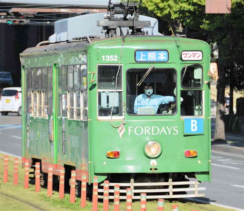 運転士不足で土日祝日の運行本数を減らす熊本市電＝31日、同市中央区