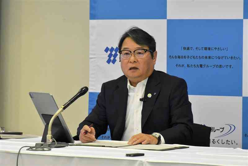 2023年9月中間連結決算について説明する九州電力の池辺和弘社長＝31日、福岡市