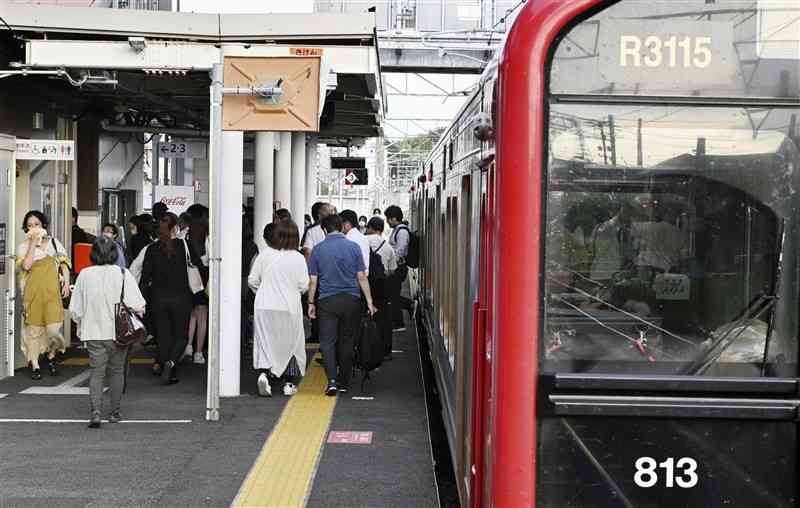 7月から無人駅となったJR日豊線の大在駅を利用する客＝8月、大分市