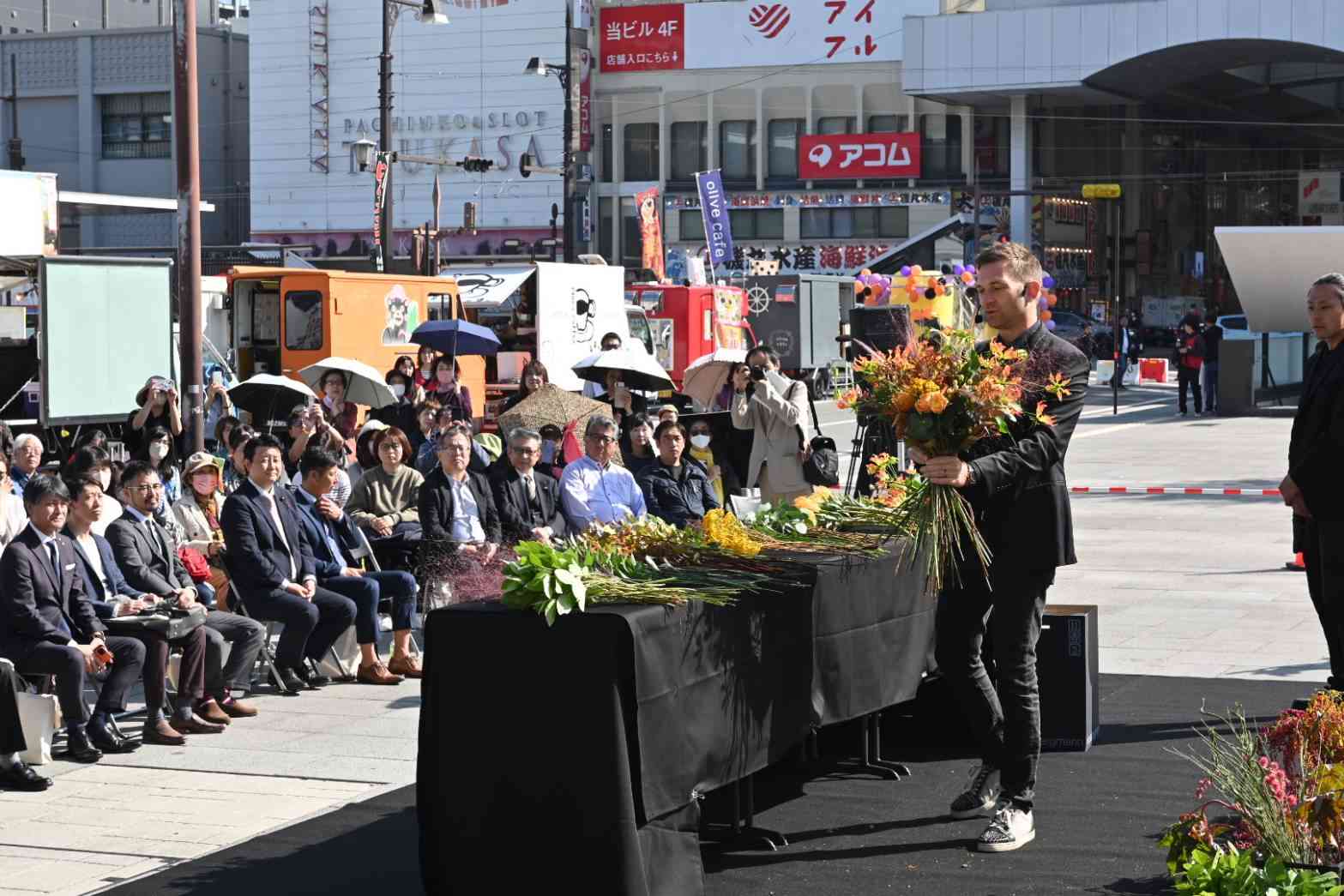 くまもと花博2023のオープニングイベントで、ライブパフォーマンスするニコライ・バーグマン氏＝28日、熊本市（横井誠）