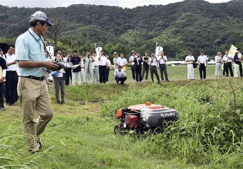 ラジコンのように動かせる草かり機。「（C）農業」を広めるための方法の一つとして、イベントで紹介された＝2019年、鹿児島県志布志市