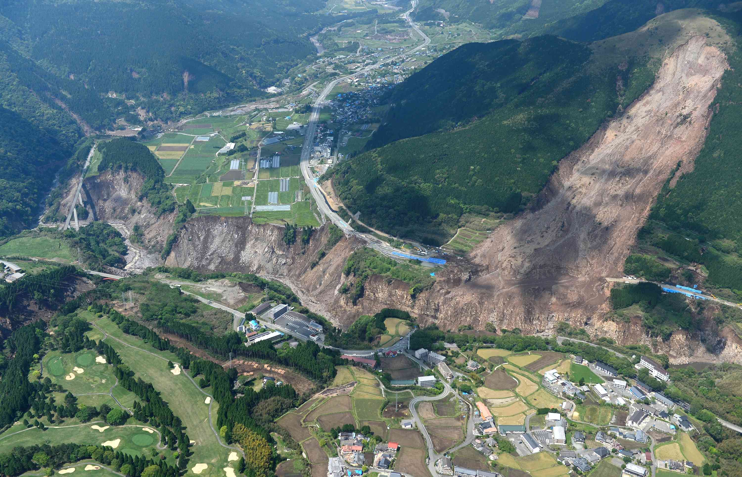 阿蘇大橋崩落など大きな被害が出た南阿蘇村の土砂崩れ現場＝４日午前、南阿蘇村（大倉尚隆）