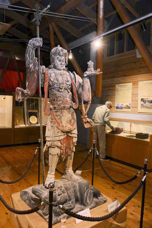 山江村指定文化財の毘沙門天立像など高寺院の宝物を展示している「やまえのほとけ展」＝山江村