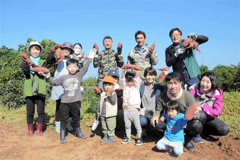 「赤崎カライモ」の収穫体験に参加した親子ら＝10月28日、津奈木町