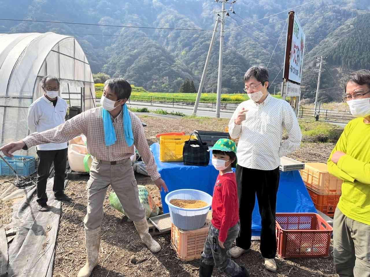 友人らと農作業をする筆者（左から2人目）。右から2人目は木村敬・副知事