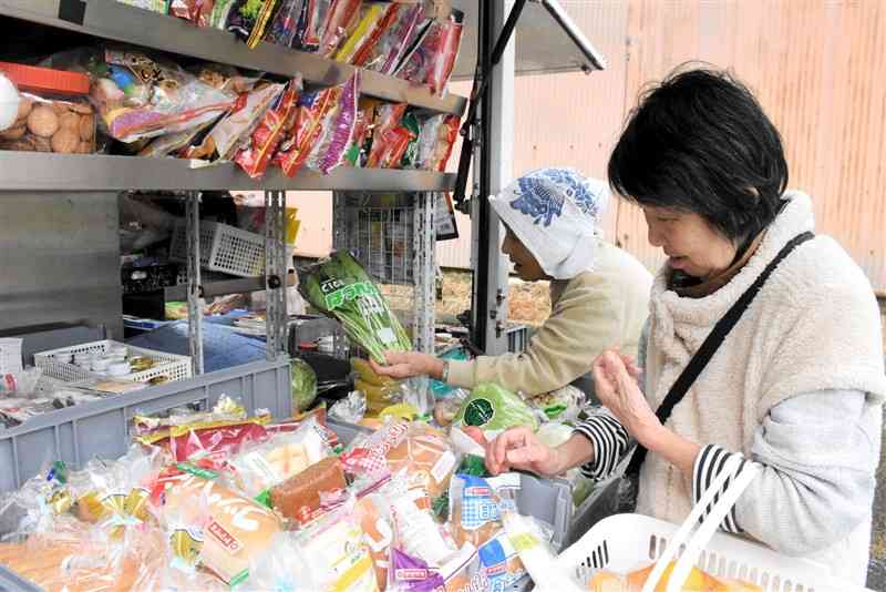 「なごみマルシェ菊屋」の移動販売車で買い物する高齢者＝10月20日、和水町