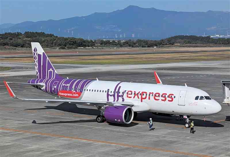 熊本空港に到着した香港エクスプレスの運航再開第1便。搭乗率は約80%だった＝1日、益城町