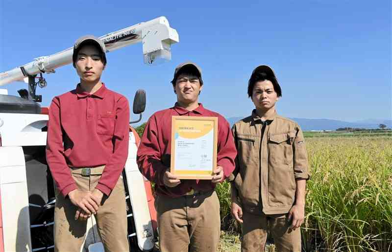 学校の農場でJGAPの認証登録証明書を手に持つ農業科作物専攻の生徒たち＝10月18日、菊池市