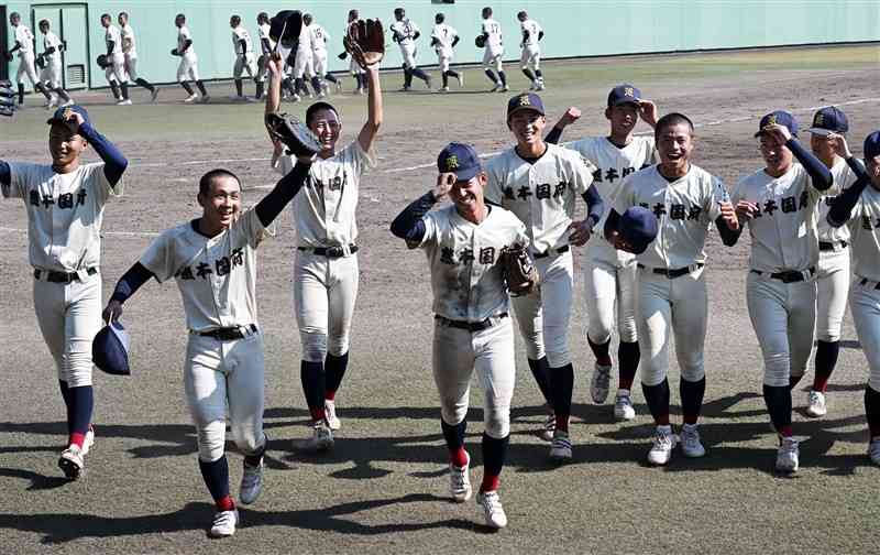 準決勝で神村学園に7－1で勝利し、笑顔で応援席に手を振る国府の選手たち＝久留米市野球場（上杉勇太）