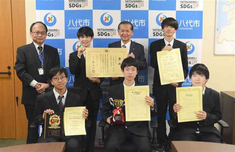 全国高専プログラミングコンテストの課題部門で最優秀賞に輝いた熊本高専八代キャンパスの学生ら＝2日、八代市