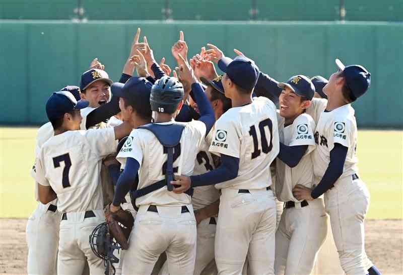 九州地区高校野球大会決勝で明豊（大分）を5－1で下し、マウンドに集まって喜ぶ国府の選手たち＝久留米市野球場（石本智）