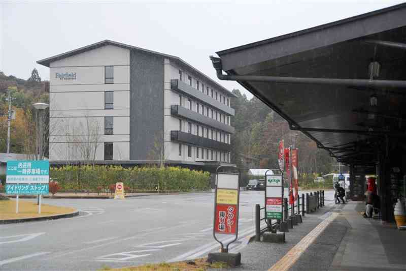 JR阿蘇駅（右）近くに開業した「フェアフィールド・バイ・マリオット・熊本阿蘇」＝6日、阿蘇市