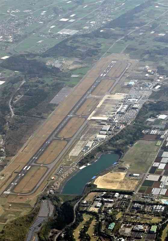 脱炭素化の「先行地域」として、県が取り組みを進めていく熊本空港一帯＝2023年3月（小野宏明）