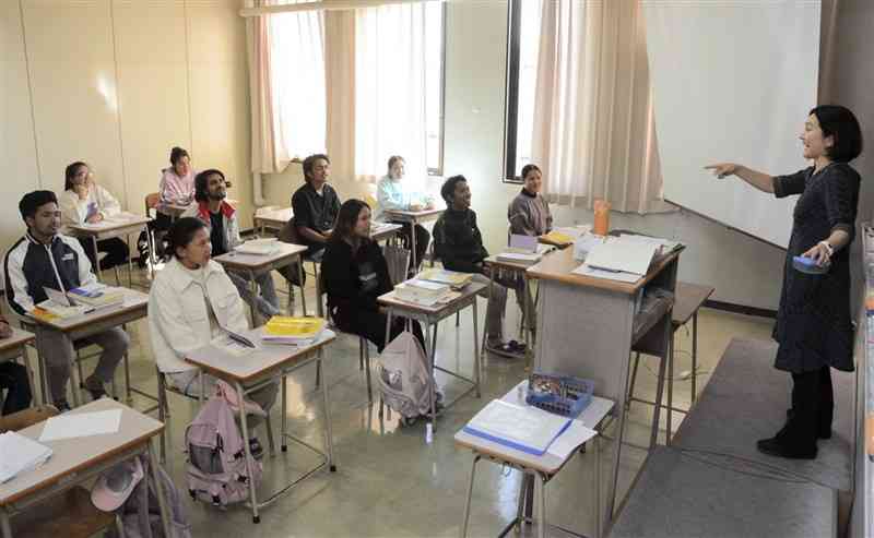 日本語の授業を受ける熊本工業専門学校のネパール人留学生ら＝7日、熊本市東区
