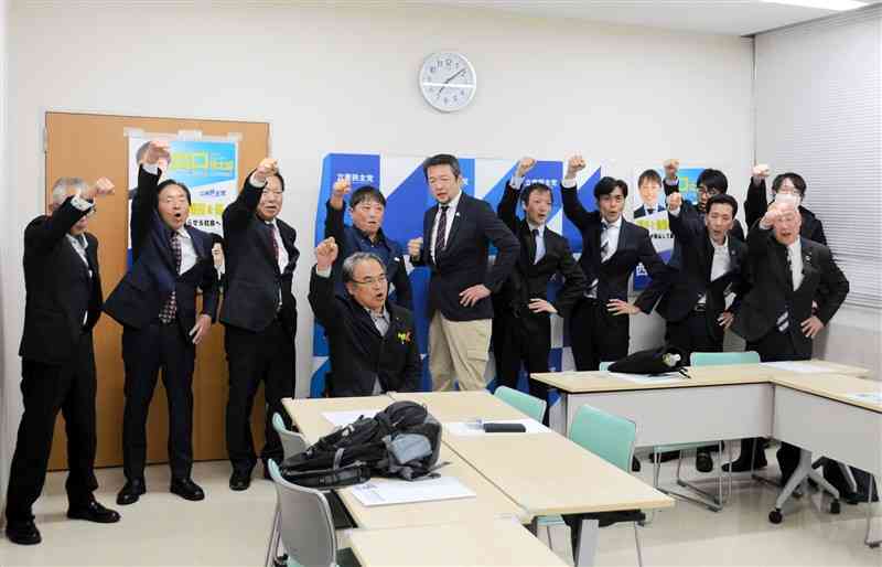 次期衆院選での勝利に向け、ガンバロー三唱する立民県連の幹部ら＝8日、熊本市中央区