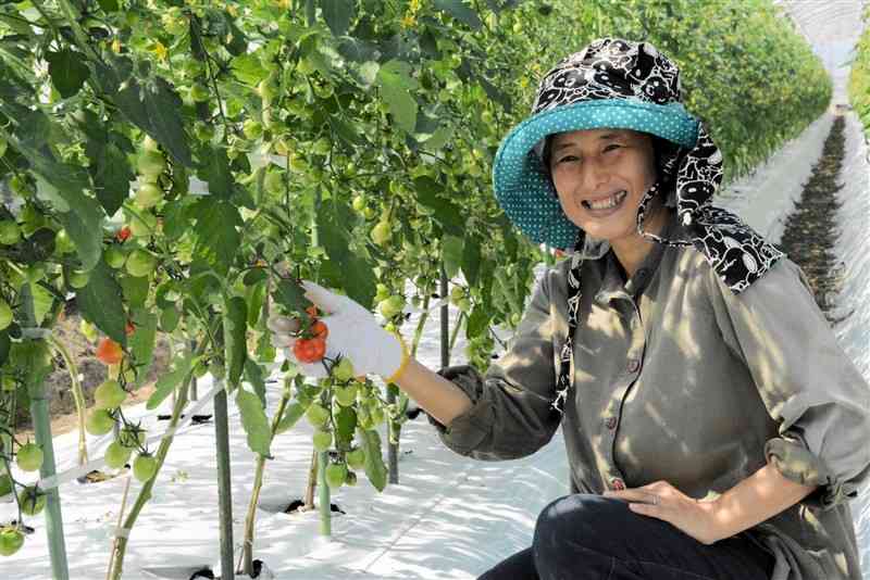 「宇城にスポットを当ててもらってうれしい」と笑顔で話すトマト農家の松本由美さん＝10月19日、宇城市