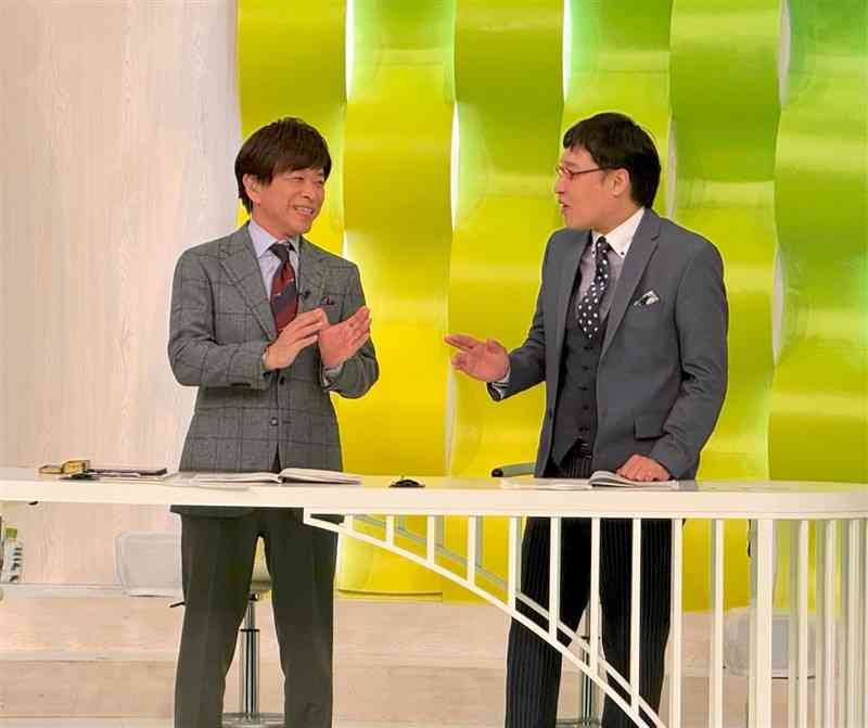 一緒に司会を務める山里亮太さん（右）と番組中、言葉を交わす筆者