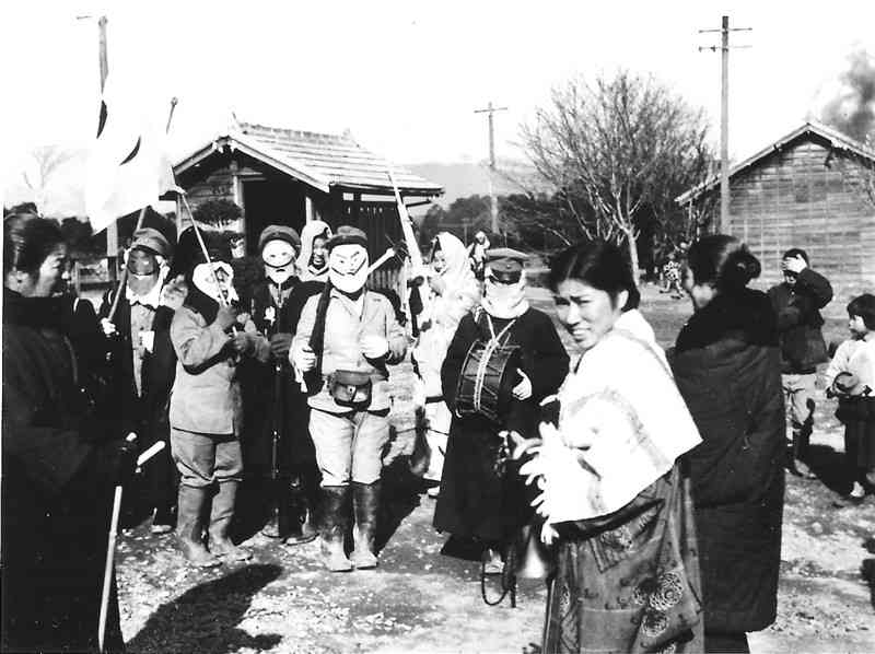 兵営から帰還した兵士を仮装して免田駅で待っている川瀬部落の女性たち＝1936年1月20日