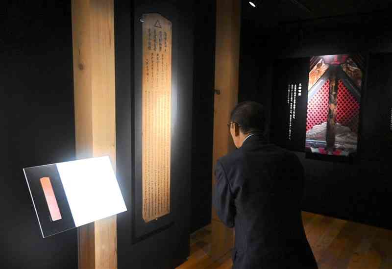 青井阿蘇神社の国宝記念館に展示されている神社の棟札＝10日、人吉市