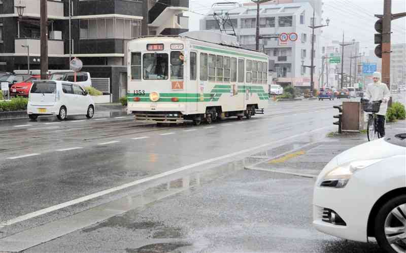 10日午前9時半ごろに市電の軌道敷内で起きた事故の現場。乗用車は写真右手前の市道から電車通りに進入し、右折しようとして右側から来た電車と衝突した＝10日、熊本市東区